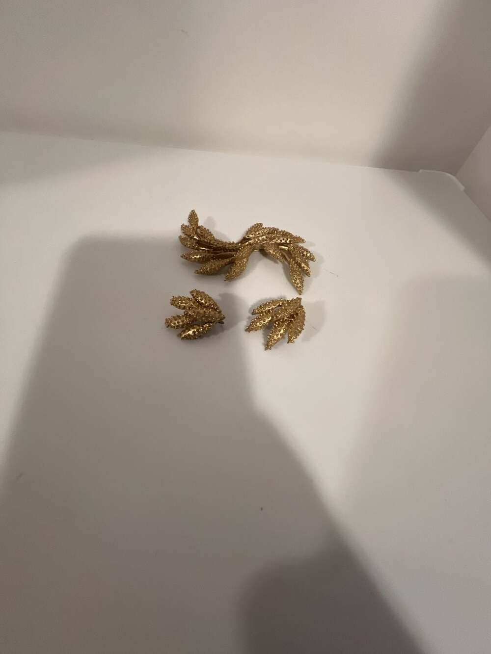 Sarah Coventry Wind Flower Gold Tone Brooch and Earrings Set